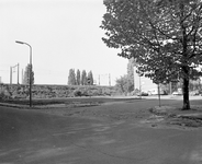 880884 Gezicht op een open terrein op de hoek van de Julianaparklaan (voorgrond) en Celsiuslaan te Utrecht.